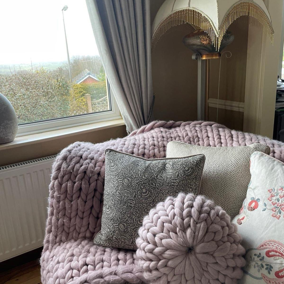 Round chunky knit Cushion - Arm Knitting Workshop