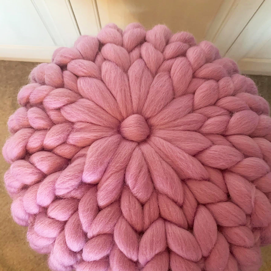 Round shop knitted cushion